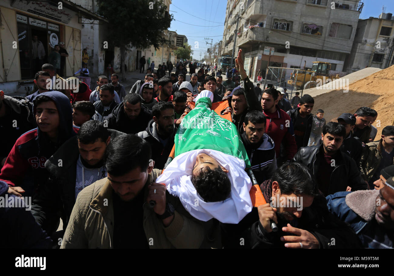 Rafah, Gaza, palästinensischen Gebiet. 21 Feb, 2018. Trauernde tragen die Körper der Palästinensischen Ahmed Ebu Helou, 19, der an seinen Verletzungen starb, nachdem israelische Sicherheitskräfte schossen ihn bei Auseinandersetzungen gegen die Entscheidung der US-Jerusalem als Hauptstadt Israels zu erkennen, während seiner Beerdigung, in al-bureij Flüchtlingslager, in der Mitte des Gazastreifens am 21 Februar, 2018 Credit: Ashraf Amra/APA-Images/ZUMA Draht/Alamy leben Nachrichten Stockfoto