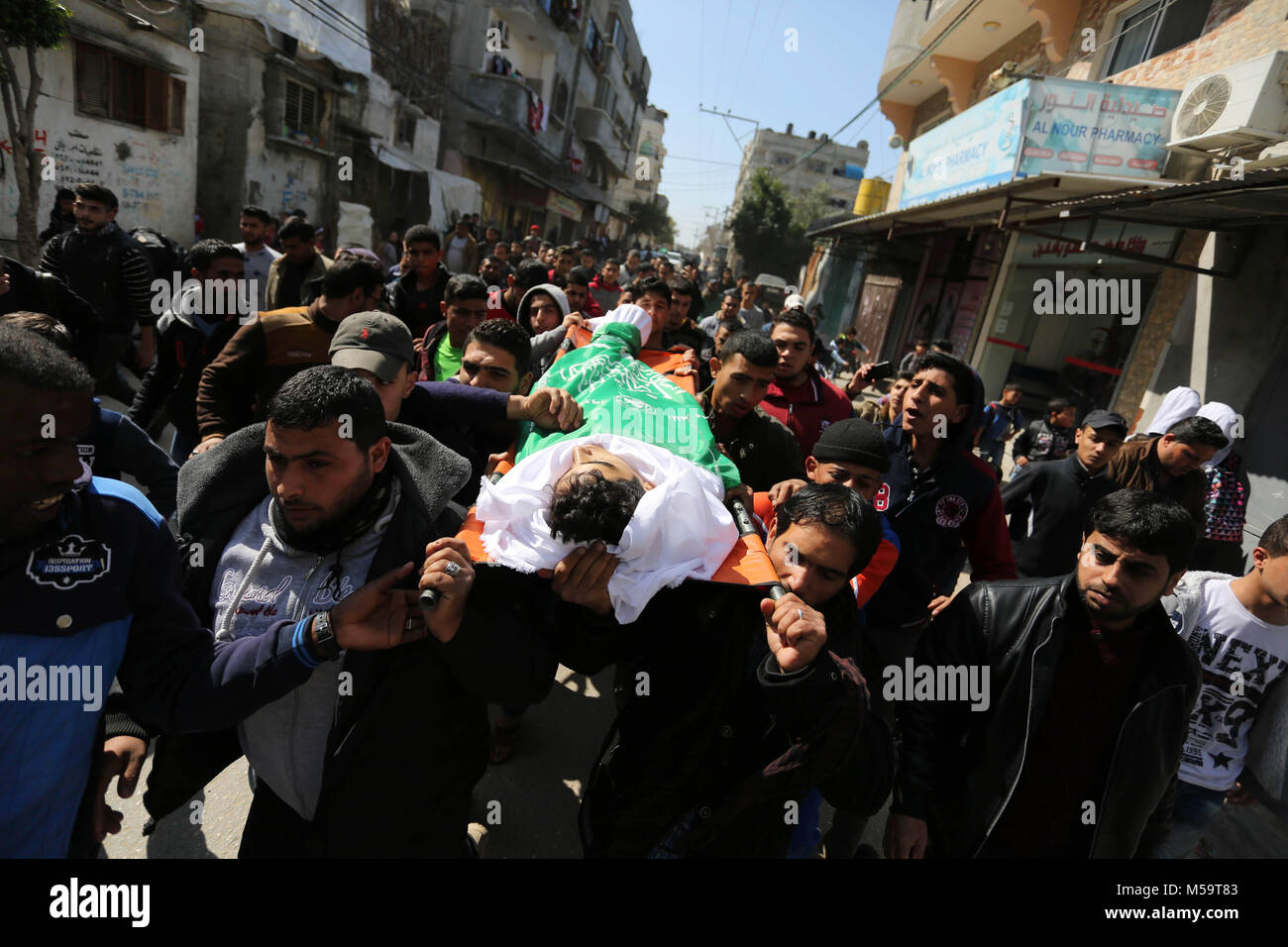 Rafah, Gaza, palästinensischen Gebiet. 21 Feb, 2018. Trauernde tragen die Körper der Palästinensischen Ahmed Ebu Helou, 19, der an seinen Verletzungen starb, nachdem israelische Sicherheitskräfte schossen ihn bei Auseinandersetzungen gegen die Entscheidung der US-Jerusalem als Hauptstadt Israels zu erkennen, während seiner Beerdigung, in al-bureij Flüchtlingslager, in der Mitte des Gazastreifens am 21 Februar, 2018 Credit: Ashraf Amra/APA-Images/ZUMA Draht/Alamy leben Nachrichten Stockfoto