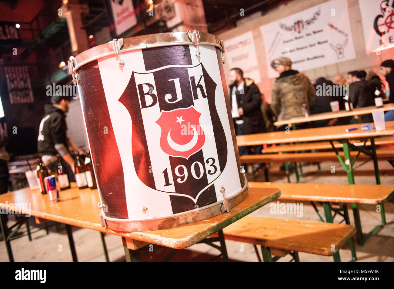 20 Februar 2018 Deutschland Munchen Eine Trommel Mit Dem Logo Von Besiktas Istanbul Auf Dem Tisch Zu Stehen Wahrend Ein Fan Event In Der Mma Event Halle Keine Leitung Service