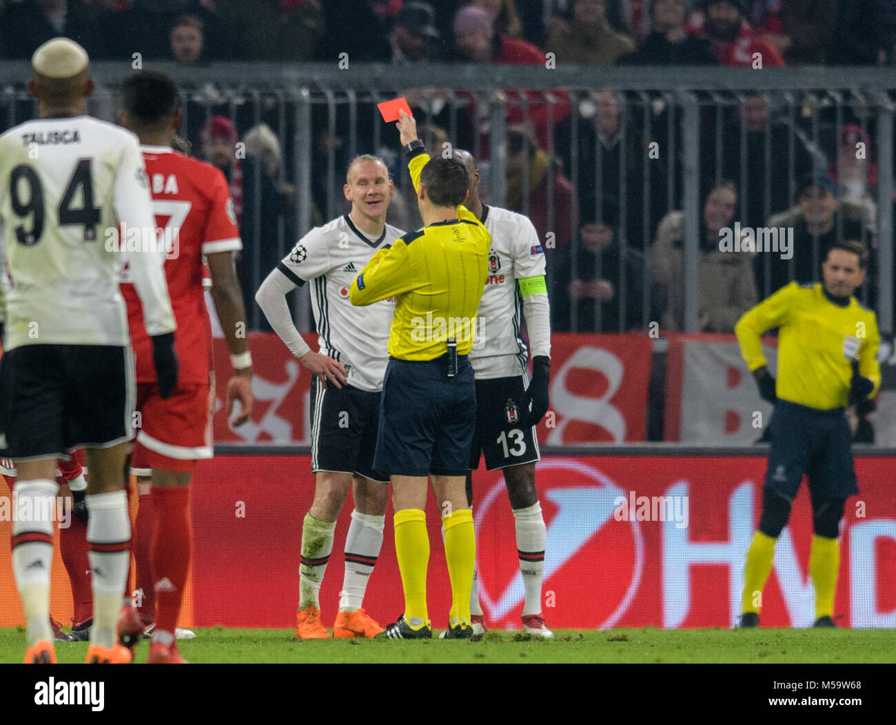 20 Februar 2018, Deutschland, München: Fussball, Champions League, FC Bayern München vs Besiktas Istanbul, Runde vor dem Viertelfinale, Allianz Arena. Schiedsrichter Ovidiu Hategan zeigt die rote Karte von Istanbuls Domagoj Vida (C). - Keine Leitung Service · Foto: Matthias Balk/dpa Stockfoto