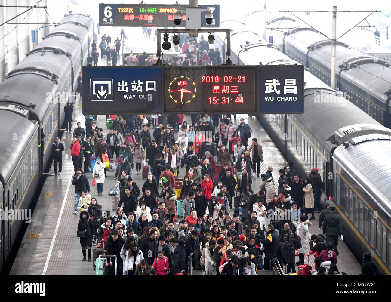 Wuhan, Hubei Provinz Chinas. 21 Feb, 2018. Die Passagiere sind am Bahnhof Wuchang in Wuhan gesehen, der Central China Provinz Hubei, Feb 21, 2018. Am letzten Tag der Spring Festival Urlaub, China begrüßt einen Reisen Peak für die Rückkehr zum Arbeitsplatz. Credit: Cheng Min/Xinhua/Alamy leben Nachrichten Stockfoto