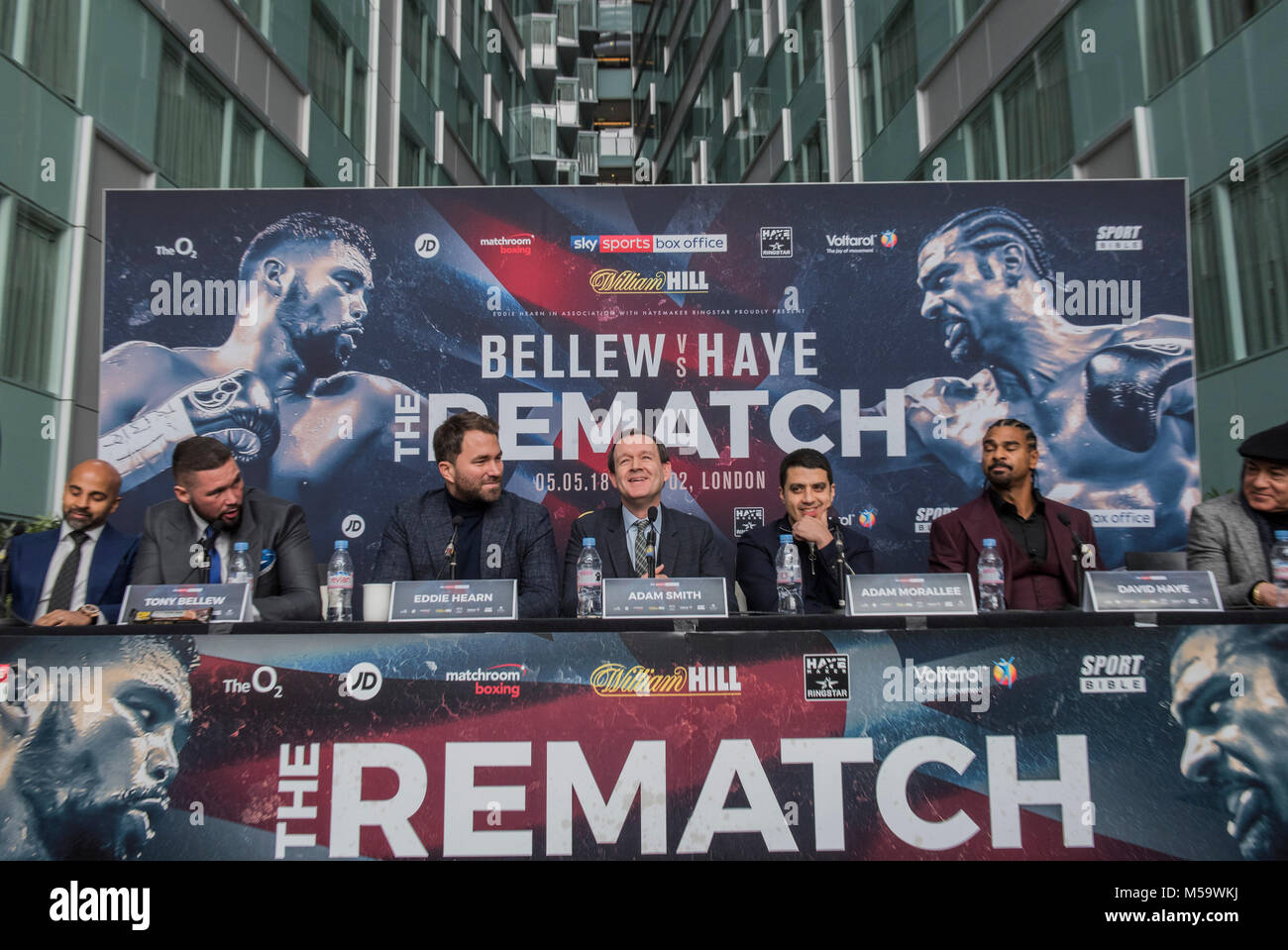 London, Großbritannien. 21. Februar, 2018. Tony Bellew und David Haye treffen bei einer Pressekonferenz im Park Plaza Westminster Bridge. Organisiert von matchroom Boxen und Hayemaker Ringstar vor der neu geplanten rematch zwischen die Boxer in der O2 in London am 5. Mai. London, 21. Februar 2018. Credit: Guy Bell/Alamy leben Nachrichten Stockfoto