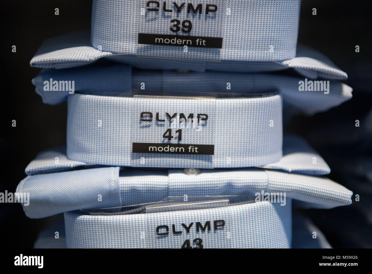 T-Shirts mit Logo. Der Hemdenhersteller Olymp aus Bietigheim-Bissingen  (Baden-Württemberg, Deutschland) wird seine Hemden auf dem Markt in  Südostasien starten. | Verwendung weltweit Stockfotografie - Alamy