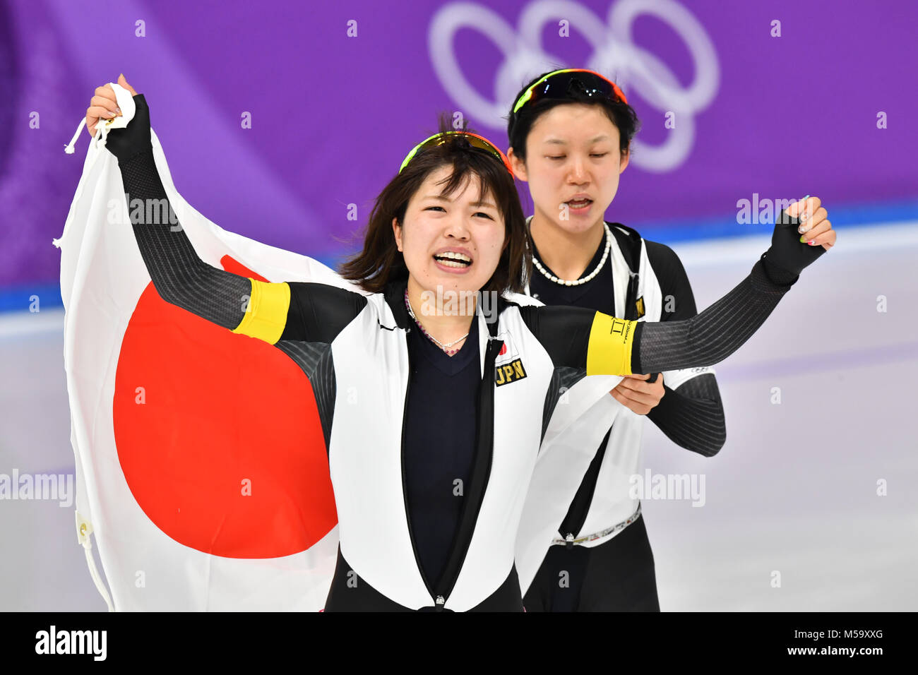 Gangneung, Südkorea. 21 Feb, 2018. 21. Februar 2018, Südkorea, Tainan, Winter Olympics, Frauen Eisschnelllauf Team pursuit Ereignis, Finale, Japan gegen Niederlande, Gangneung Oval: Das japanische Team mit ayano Sato (L) und Miho Takagi. Credit: Peter Kneffel/dpa/Alamy leben Nachrichten Stockfoto