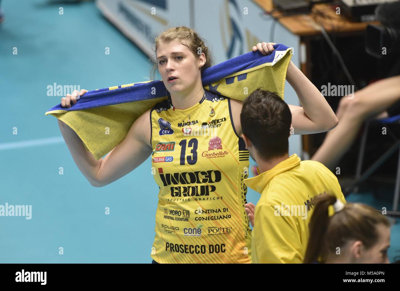 L-R-player Samanta Fabris und Trainer Daniele Santarelli (beide Imoco) werden bei der VK Agel Prostejov (Tschechische Republik) gesehen vs Imoco Volley Conegliano (Italien) Volleyball Match der Frauen Volleyball Champions League in Prostejov, tschechische Republik, am 21. Februar 2018. (CTK Photo/Ludek Perina) Stockfoto