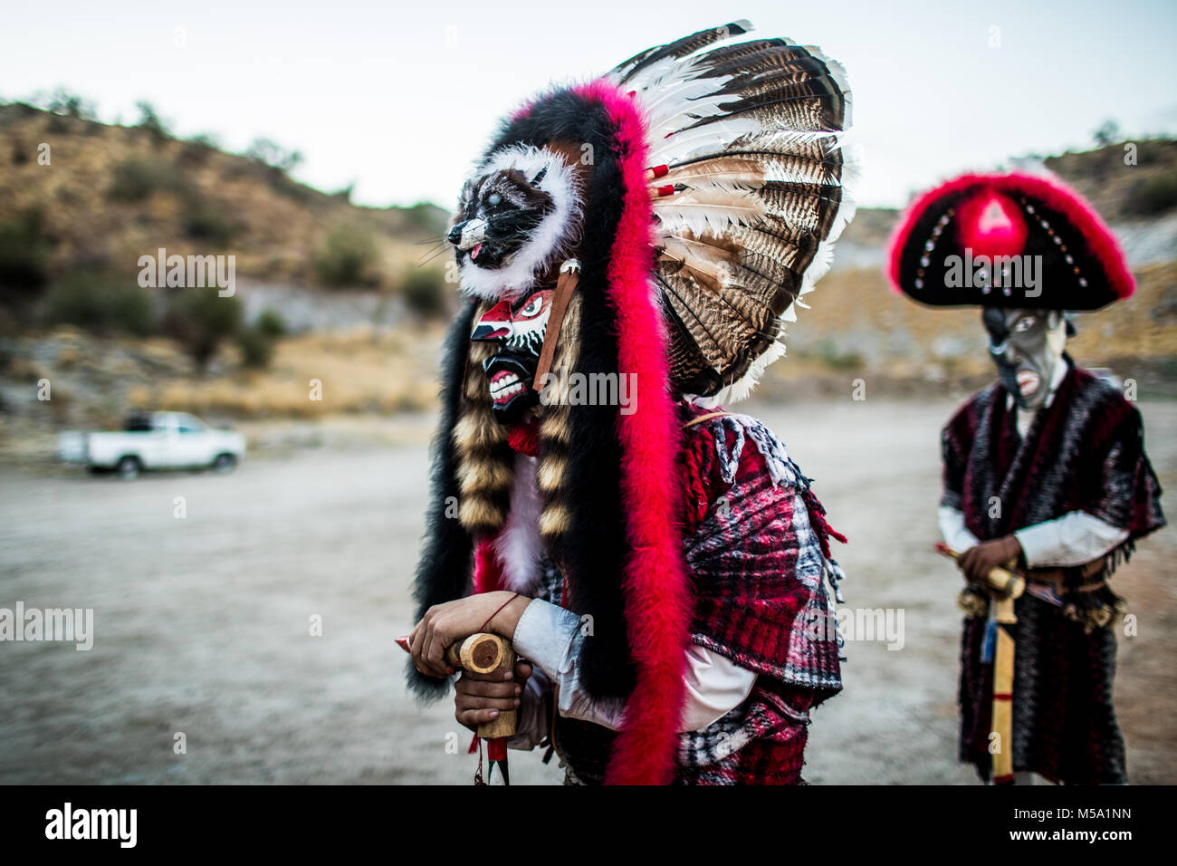 Die Pharisäer des Yaqui Stammes führen Sie ein Ritual mit Masken von  seltsamen Zeichen von Tieren, Dämonen, Aliens, Außerirdische, etc., als  Teil der Fastenzeit in Coloso Alto Kolonie in Hermosillo, Sonora, Mexiko