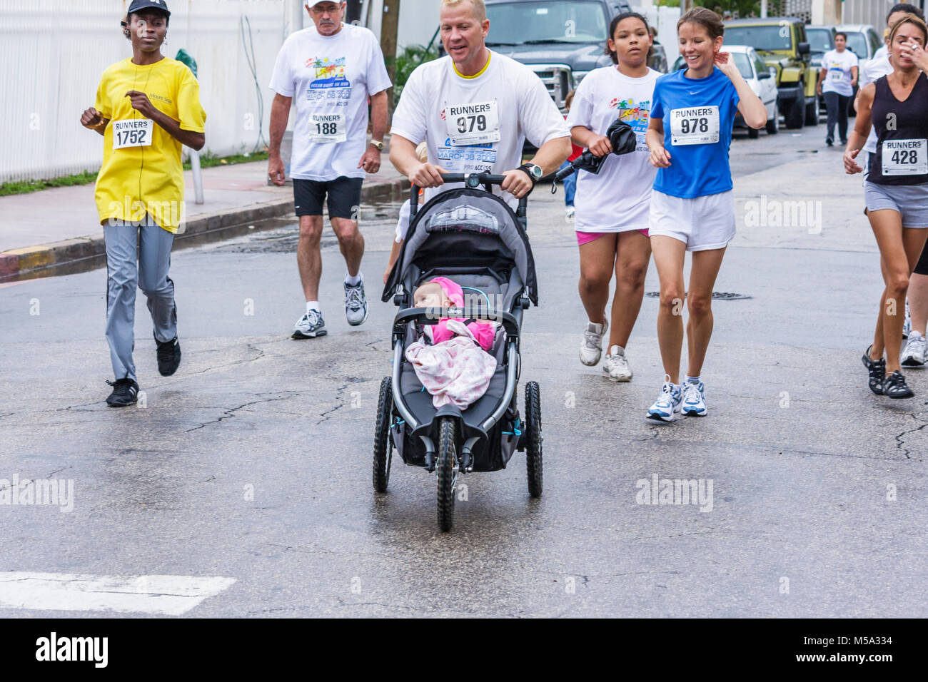Miami Beach Florida Ocean Drive 5k Lauf Gemeinschaftsveranstaltung Wohltatigkeitsveranstaltung Wettbewerb Rennen Sport Fitness Ausdauer Mann Manner Erwachsene Erwachsene Baby Babys Kind Ch Stockfotografie Alamy Miami Beach Florida Ocean Drive 5k Lauf Gemeinschaftsveranstaltung Wohltatigkeitsveranstaltung Wettbewerb Rennen Sport Fitness Ausdauer Mann Manner Erwachsene Erwachsene Baby Babys Kind Ch Stockfotografie Alamy