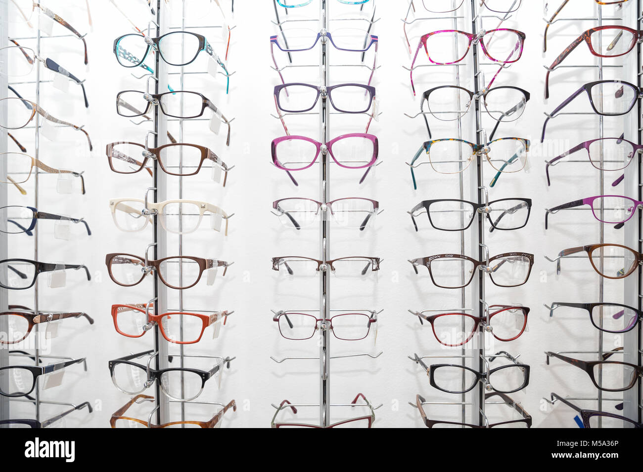 Rack mit Brillenfassungen in einem Optiker Stockfoto