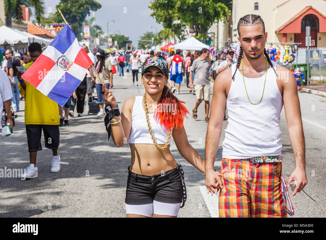 Miami Florida, Little Havana, Calle Ocho, Calle Ocho Festival, Festivals Messe, Karneval Miami, hispanische Feier, Straßenparty, Mann Männer männlich, Frau weiblich w Stockfoto