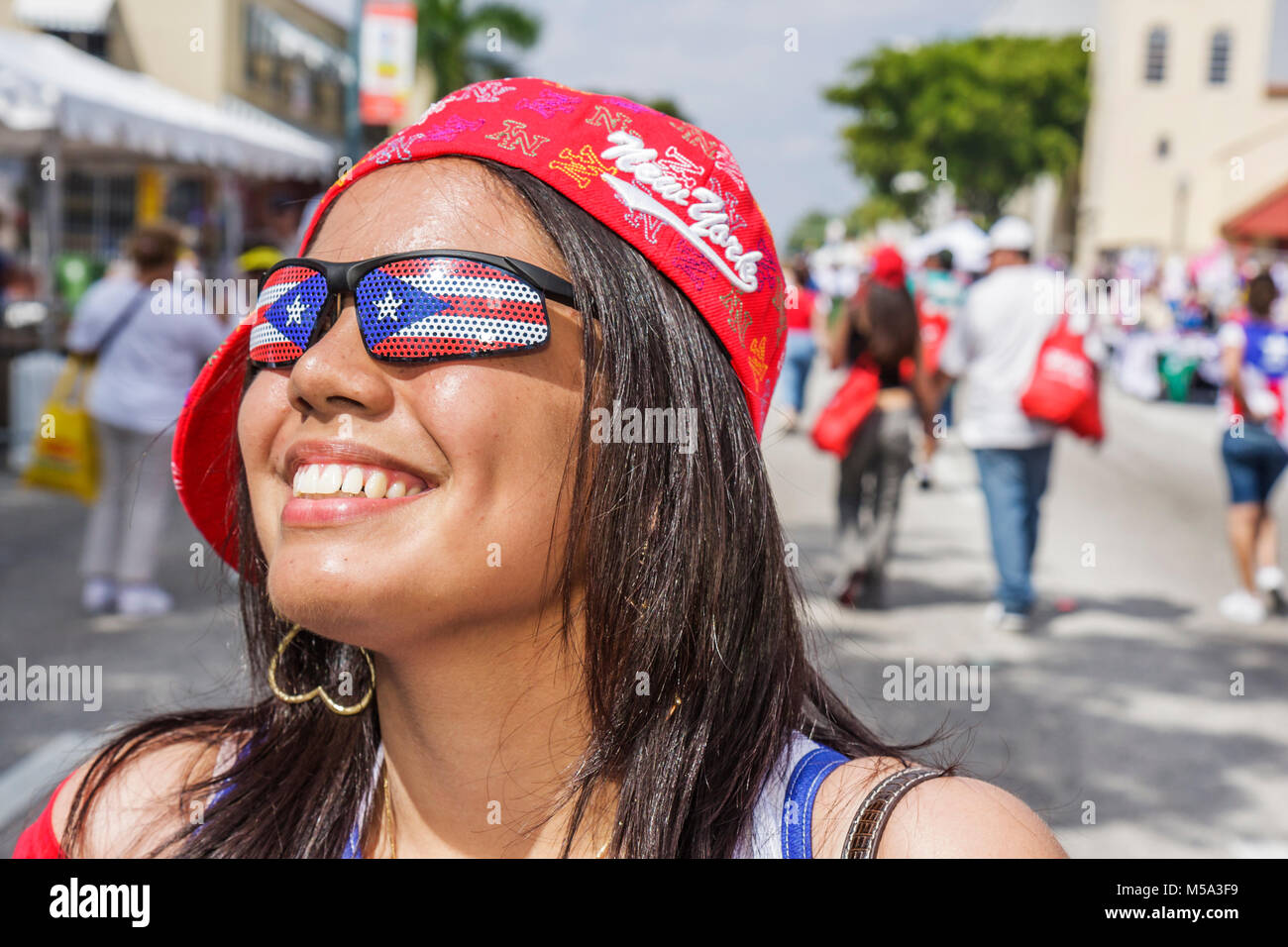 Miami Florida, Little Havana, Calle Ocho, Calle Ocho Festival, Festivalmesse, Karneval Miami, hispanische Feier, Straßenparty, Mädchen, Youngster, weiblich Stockfoto