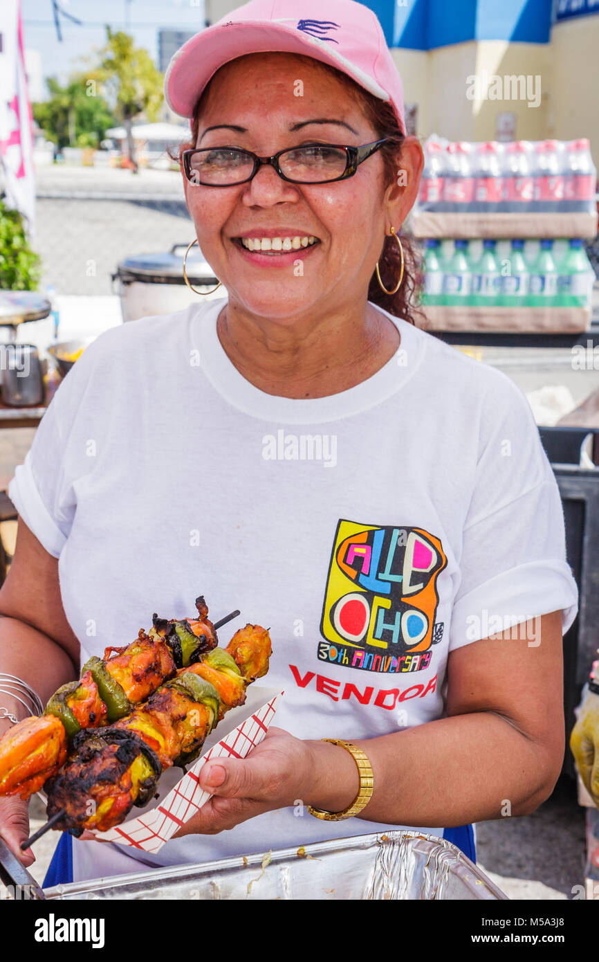 Miami Florida, Little Havana, Calle Ocho, Calle Ocho Festival, Festivals fair, Karneval Miami, hispanische Feier, Frau weibliche Frauen, Verkäufer Stand Stockfoto