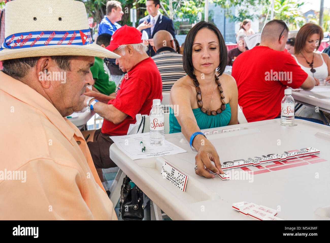 Miami Florida, Little Havana, Calle Ocho, Calle Ocho Festival, Festivals fair, Karneval Miami, hispanische Feier, Mann Männer männlich, Frau weibliche Frauen, Old Spic Stockfoto