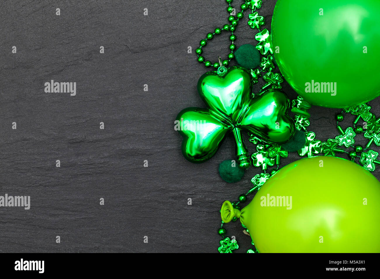 St Patrick's Day Hintergrund mit grünen Luftballons und Shamrock Stockfoto