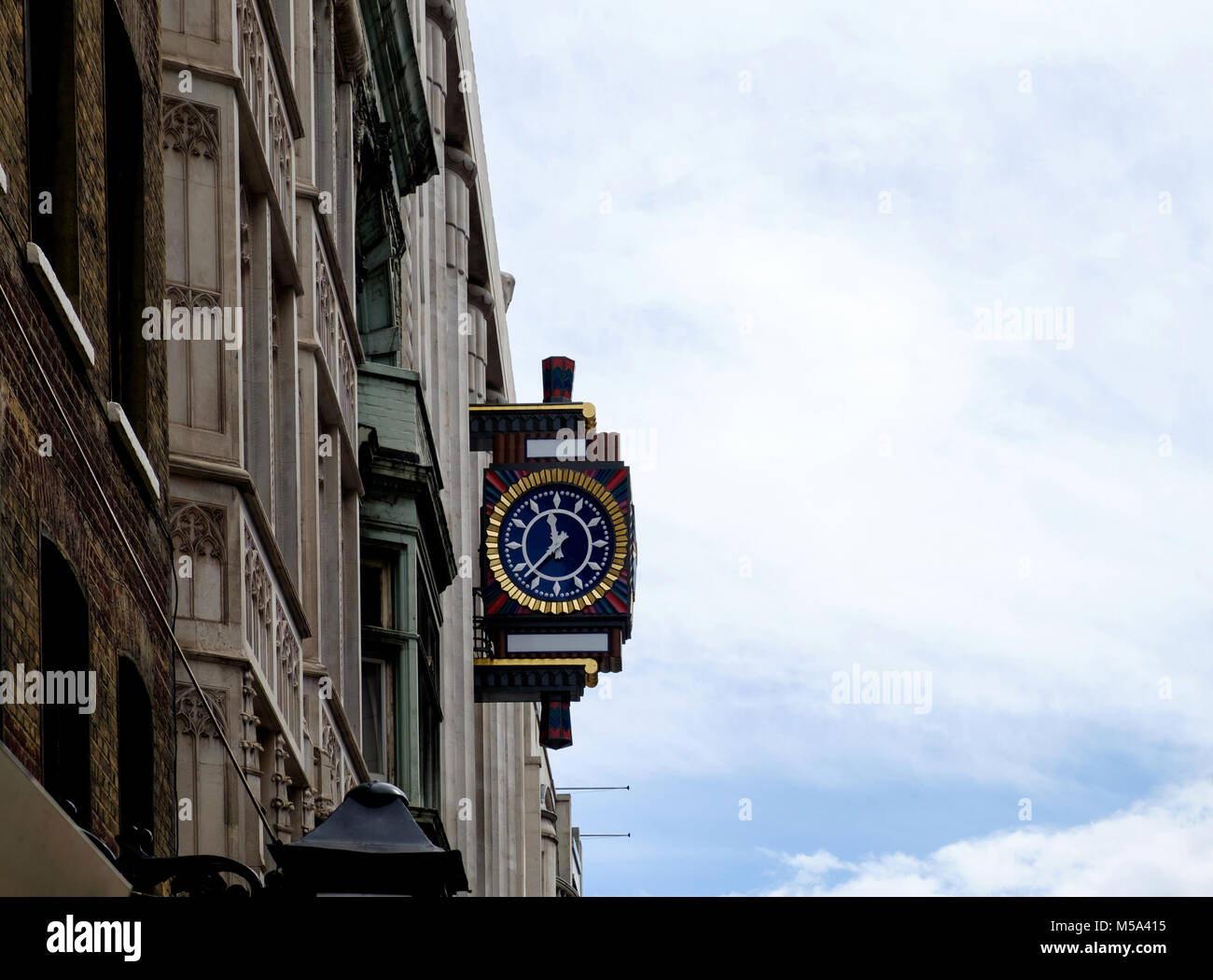 Art déco-clock montiert auf dem alten Daily Telegraph Gebäude, Fleet Street, London. Blauer Himmel mit Wolken auf der rechten Seite. Kopieren Sie Platz. Landschaft. Stockfoto