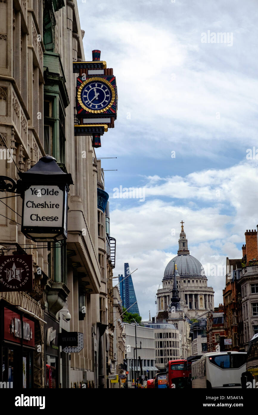 Art déco-clock montiert auf dem alten Daily Telegraph Gebäude, Fleet Street. St Pauls Kathedrale im Hintergrund. Ye Olde Chesire Cheese Pub im Vordergrund. Stockfoto