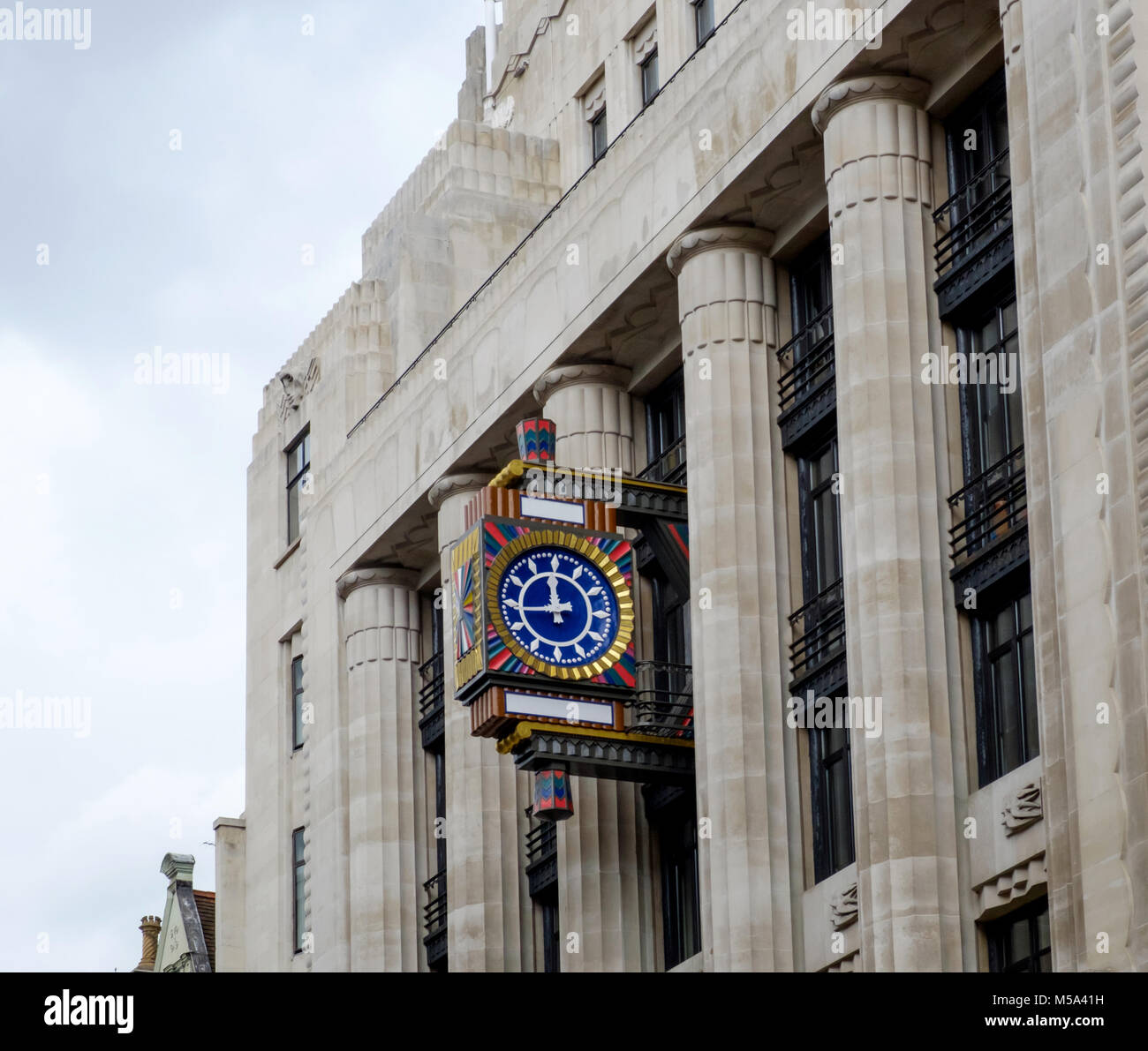 Art déco-clock montiert auf dem alten Daily Telegraph Gebäude, Fleet Street, London. Blauer Himmel mit Wolken auf der linken Seite. Kopieren Sie Platz. Landschaft. Stockfoto