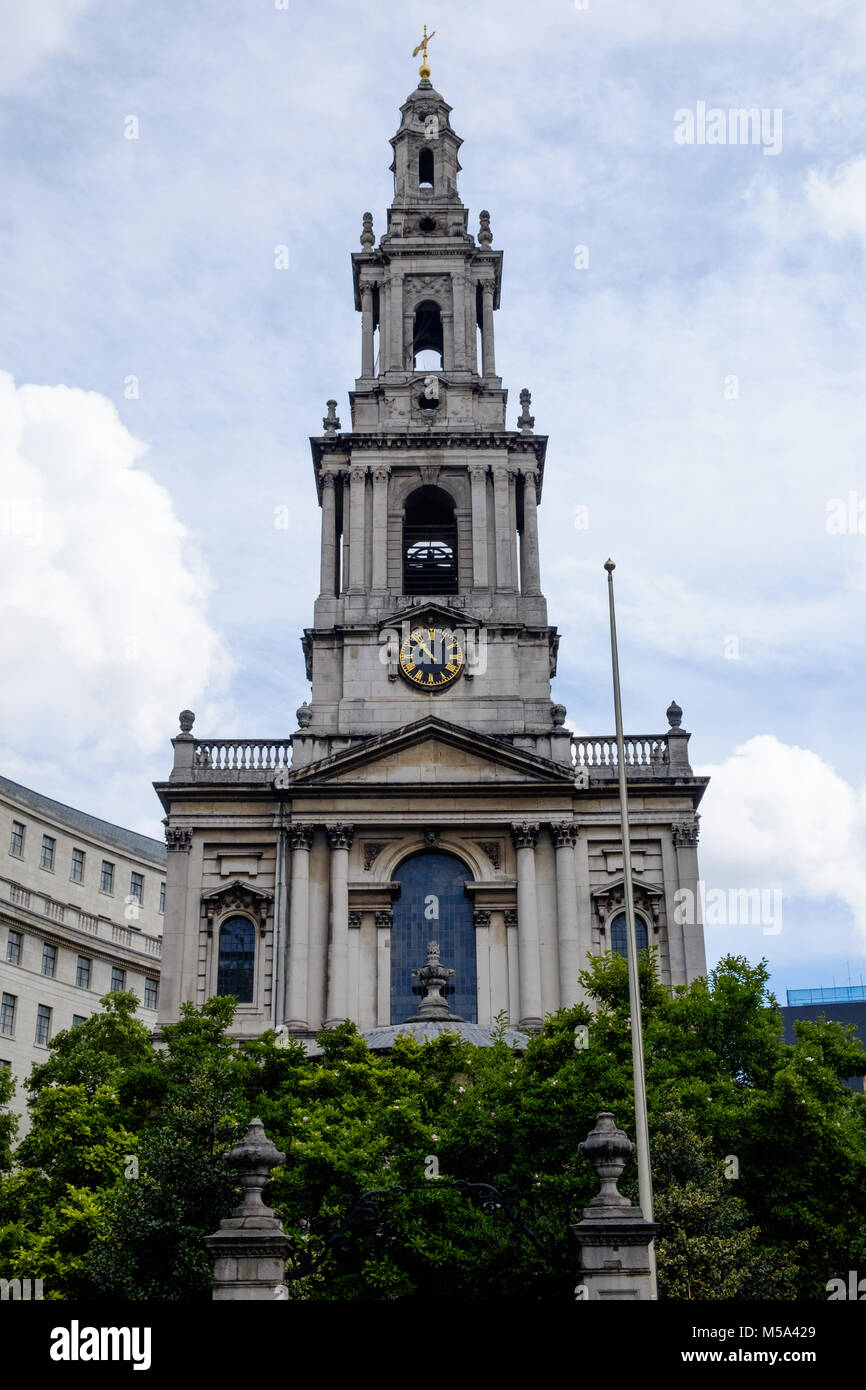 St. Mary Le Strand Kirche am Strand, London. Die historische Kirche Turm mit alten Uhr und Bäume an der Unterseite. Hochformat. Stockfoto