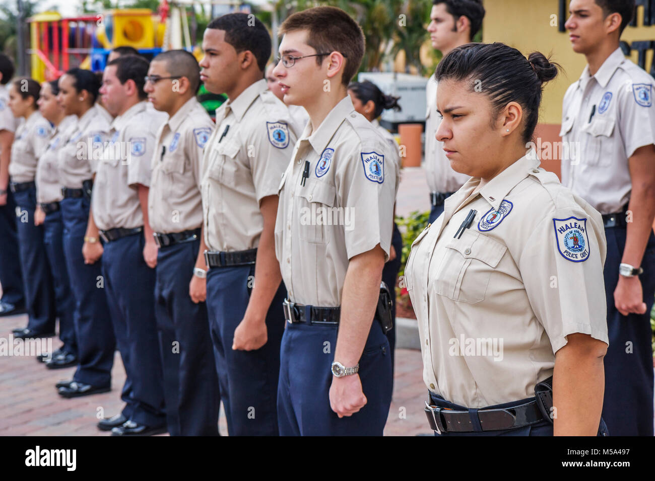 Miami Florida, Hialeah, Milander Park Hispanic Polizei Kadetten, Jungen Mädchen Teenager Teenager Teenager Teenager Uniformen Disziplin Stehen Aufmerksamkeit Stockfoto