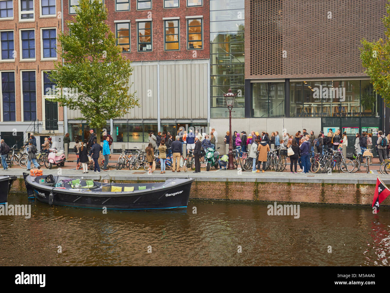 Touristen außerhalb des Anne Frank Hauses, Prinsengracht, Amsterdam, Niederlande queuieing Stockfoto