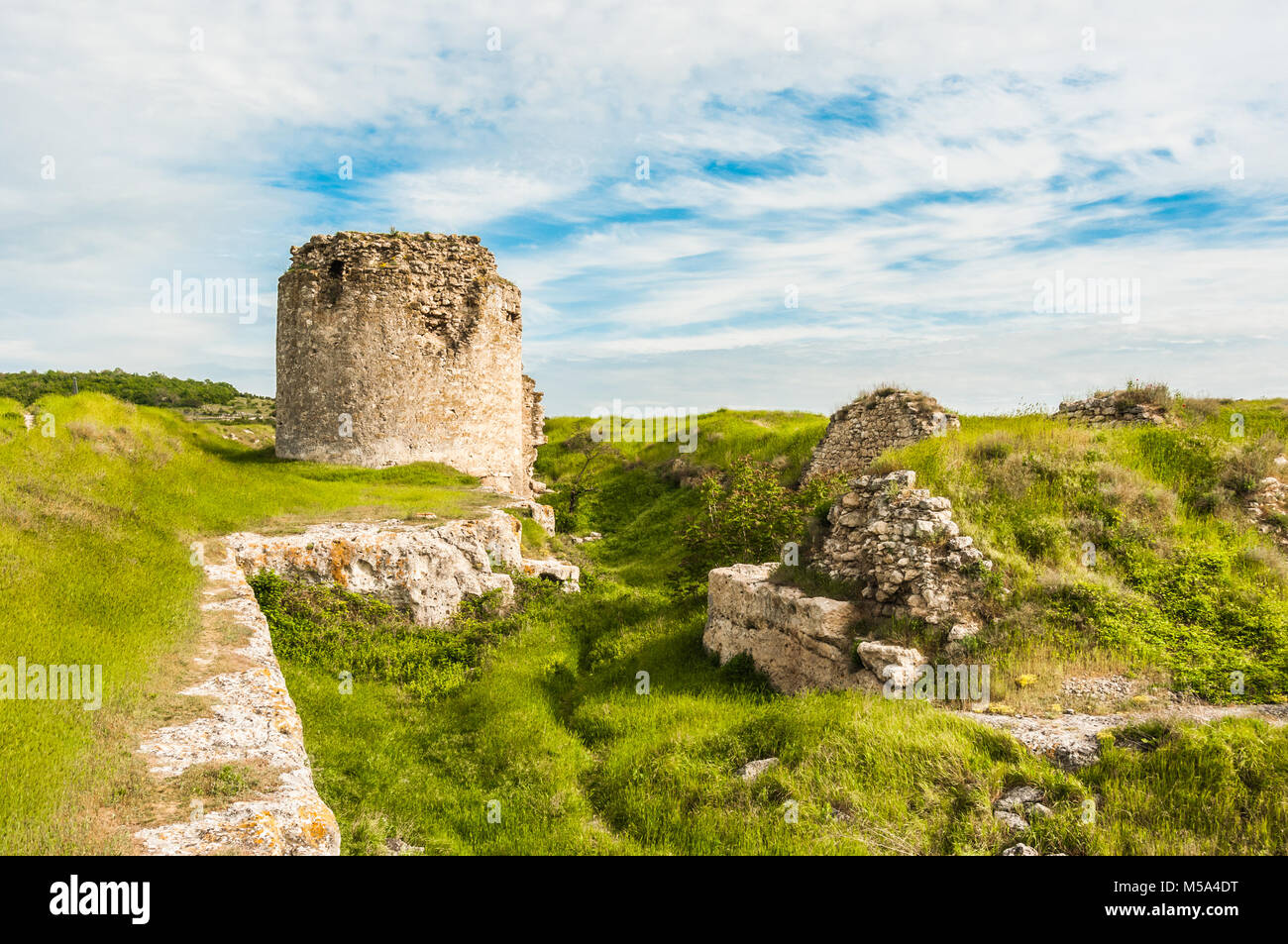 Die Ruinen der alten Festung in Krim, Inkerman. Die Ruinen der antiken Stadt. Die Festung auf dem Felsen. Zerstörte Mauer der mittelalterlichen Festung Stockfoto