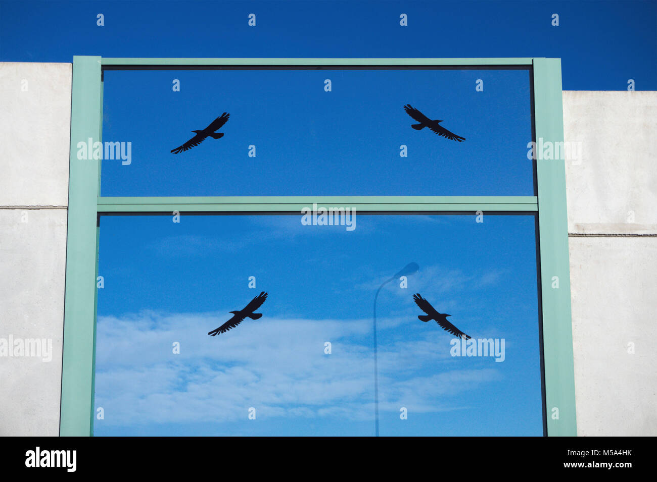 Autobahn sound Wand mit Transfers eingerichtet, um Vögel in Ihnen fliegen vermeiden Stockfoto