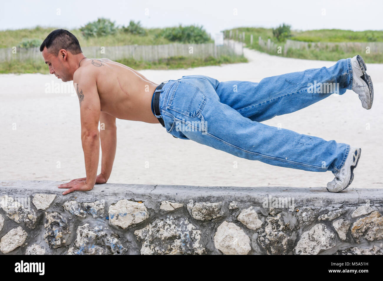 Miami Beach Florida, Ocean Drive, Lummus Park, Ufermauer, Männer Männer Erwachsene Erwachsene, Sport, Auftrieb, Kraft, Fitness, Anstrengung, Besucher reisen Reise Tour t Stockfoto