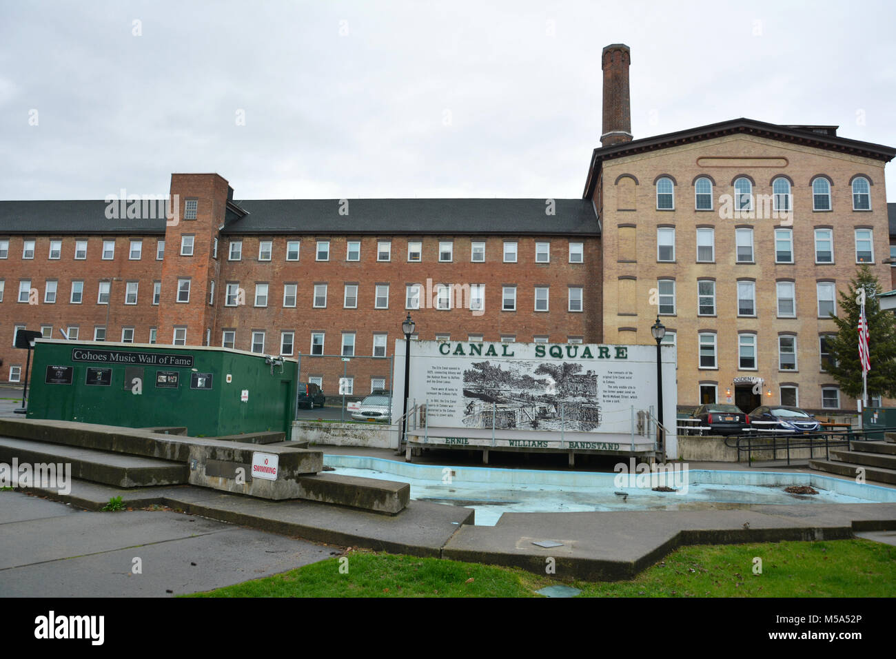 Cohoes, New York, USA - 25. April 2017. Blick auf den Kanal Platz in Cohoes, NY, mit historischen Gebäuden, Cohoes Music Hall of Fame und Autos. Stockfoto