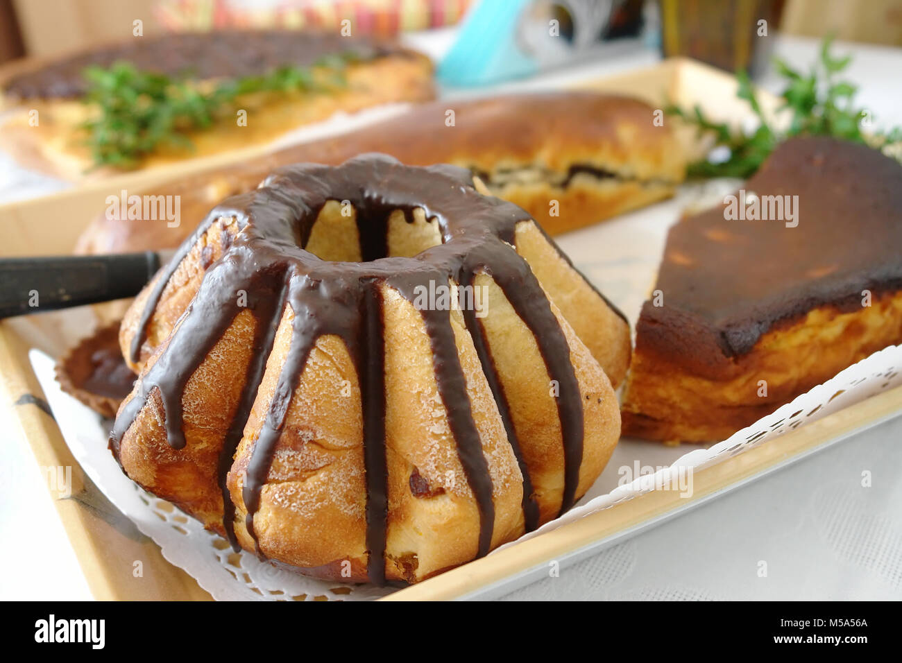 Ostern Kuchen mit Schokolade glasieren und andere hausgemachte Torten Stockfoto