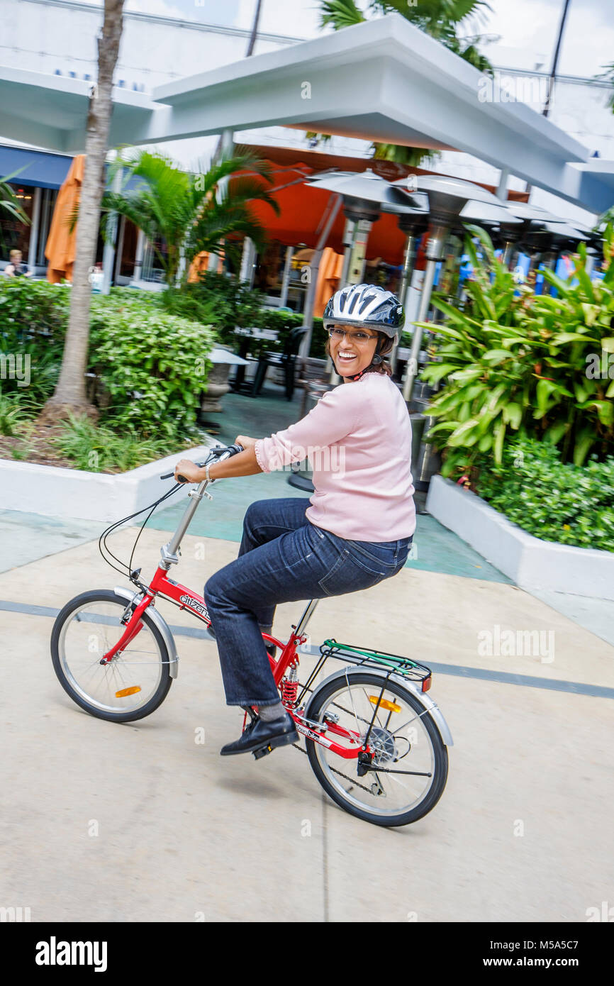 Miami Beach Florida, Lincoln Road, Fahrrad zur Arbeit Woche, Fahrrad der Stadt, Falten, Schwarze Afrikanische Afrikaner ethnische Minderheit, Erwachsene Erwachsene Frau Frauen weiblich Stockfoto