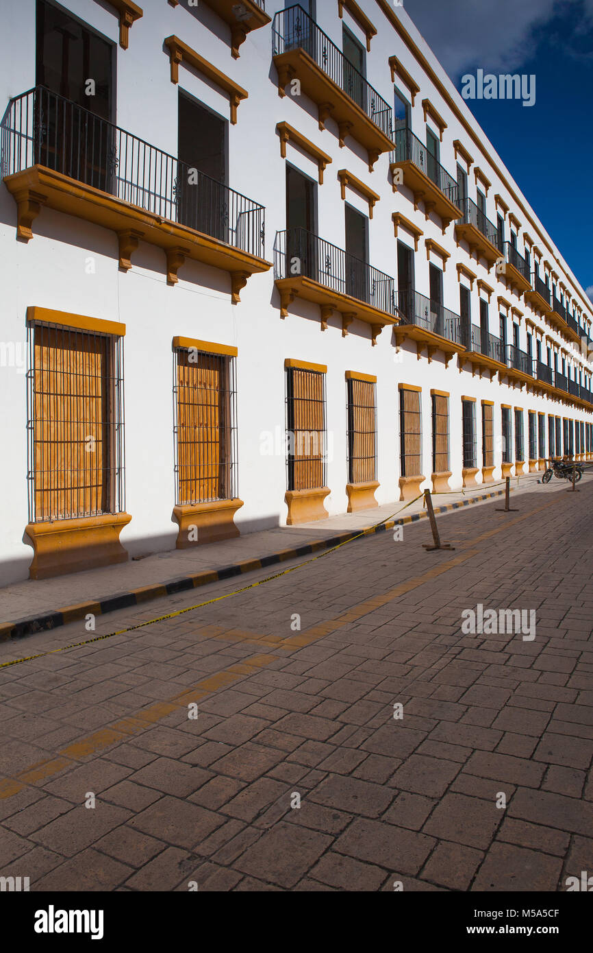 Campeche, Mexiko - Januar 31,2018: Typische koloniale Straße in Campeche, Mexiko. Historische Festungsstadt Campeche - UNESCO-Weltkulturerbe. Stockfoto