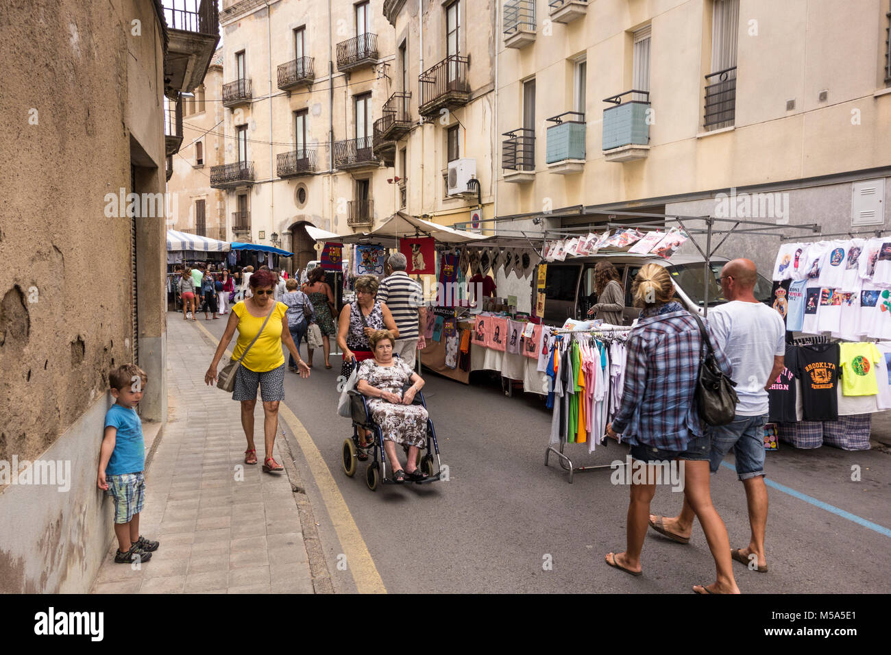 Käufer an Wochenmarkt in La Bisbal d'Emporda, Baix Emporda, Katalonien, Spanien Stockfoto