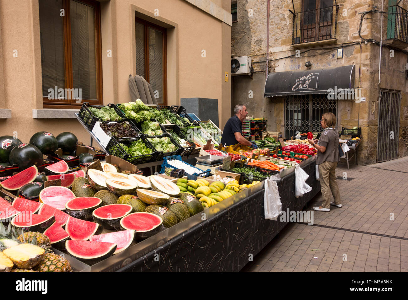 Abschaltdruck Verkauf von Obst und Gemüse am Wochenmarkt in La Bisbal d'Emporda, Baix Emporda, Katalonien, Spanien Stockfoto