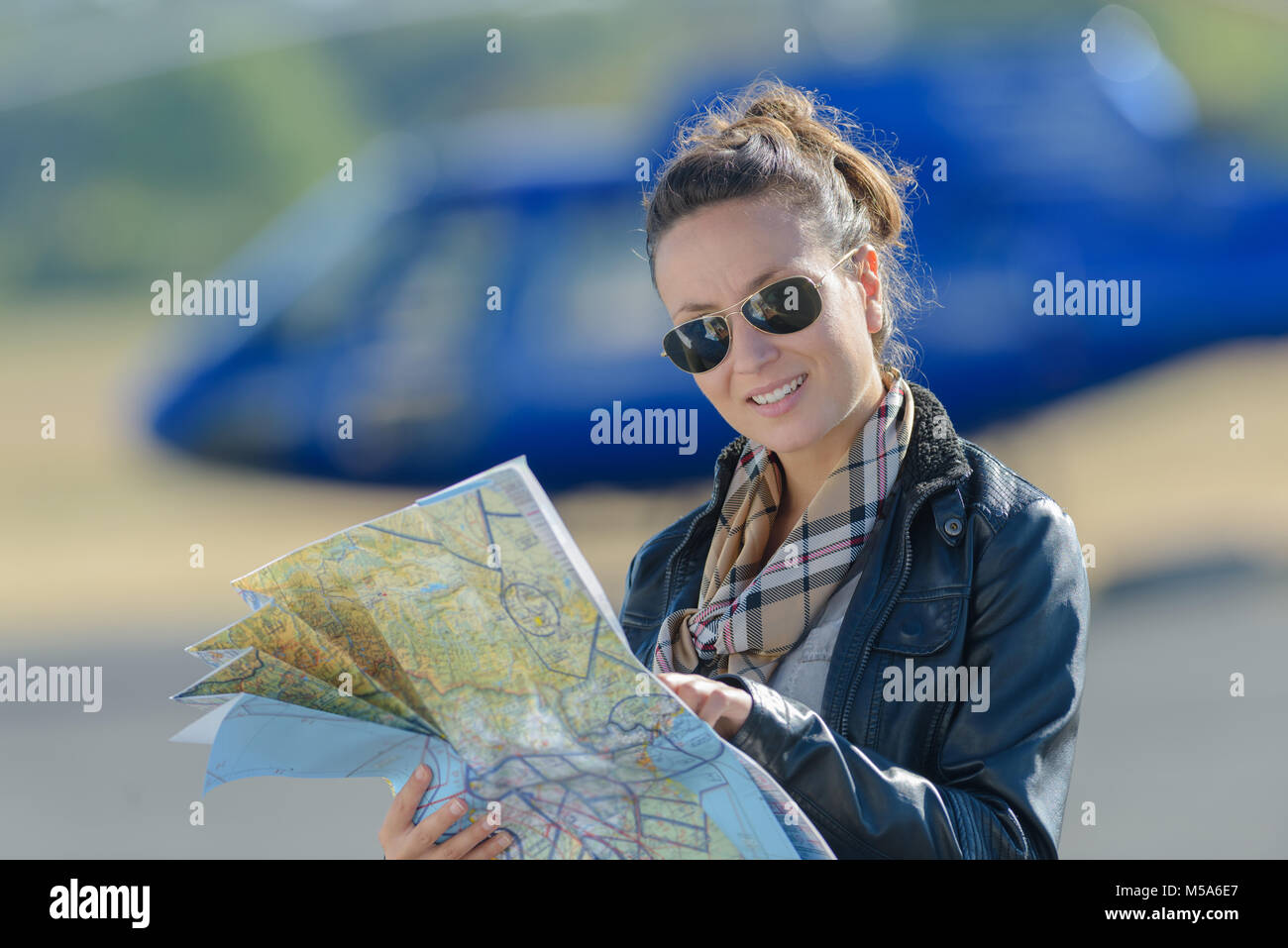 Female pilot uniform cockpit -Fotos und -Bildmaterial in hoher ...