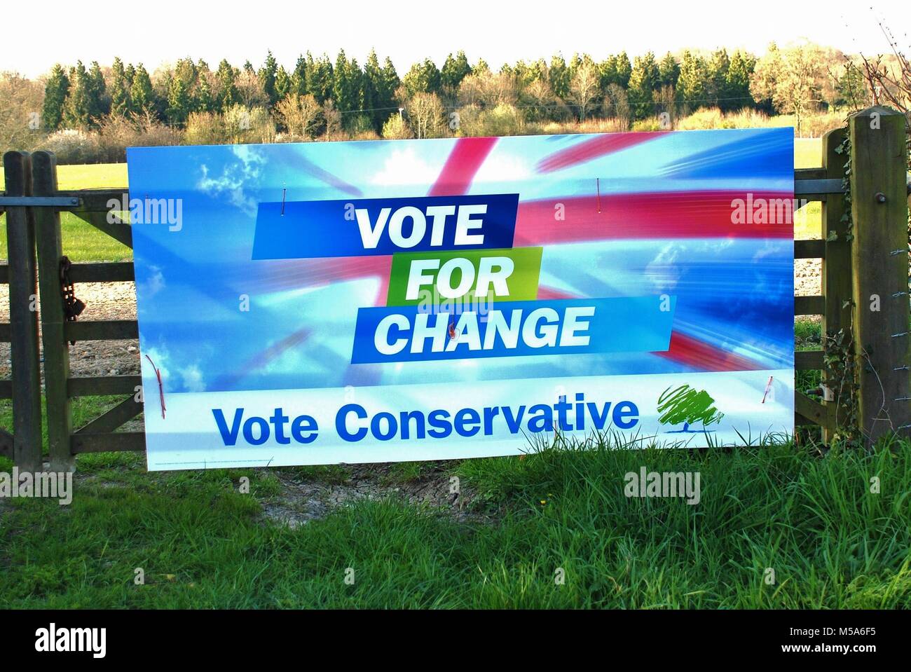 Eine allgemeine Wahl kampagne Plakat für die Konservative Partei auf einer Farm Gate bei Rolvenden in Kent, England am 24. April 2010. Stockfoto