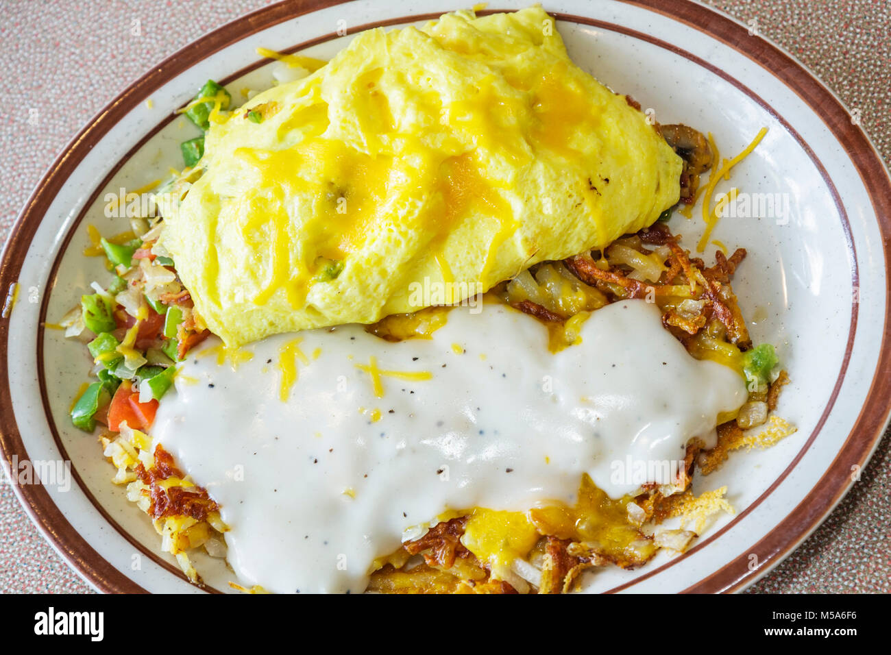 Florida Hialeah Gardens, Denny's, Restaurants, Restaurants, Restaurants, Restaurants, Cafés, Ultimate Omelette, Omelette, Hash Browns, Essen, Teller, Gericht, Frühstück, Sauce, FL0 Stockfoto