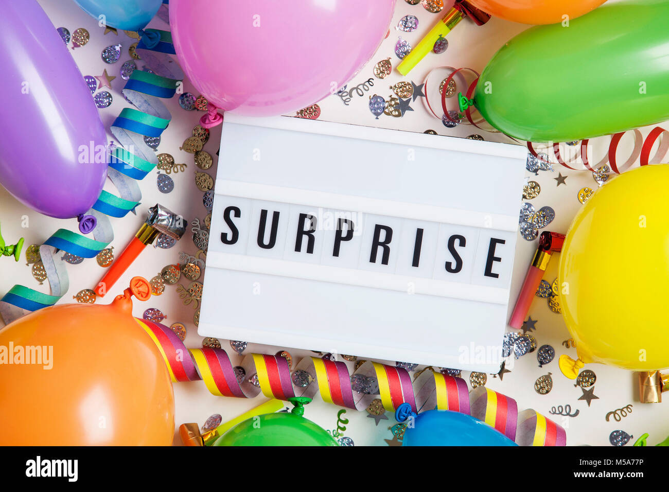 Party Feier Hintergrund mit Überraschung Nachricht auf einem Leuchtkasten Stockfoto