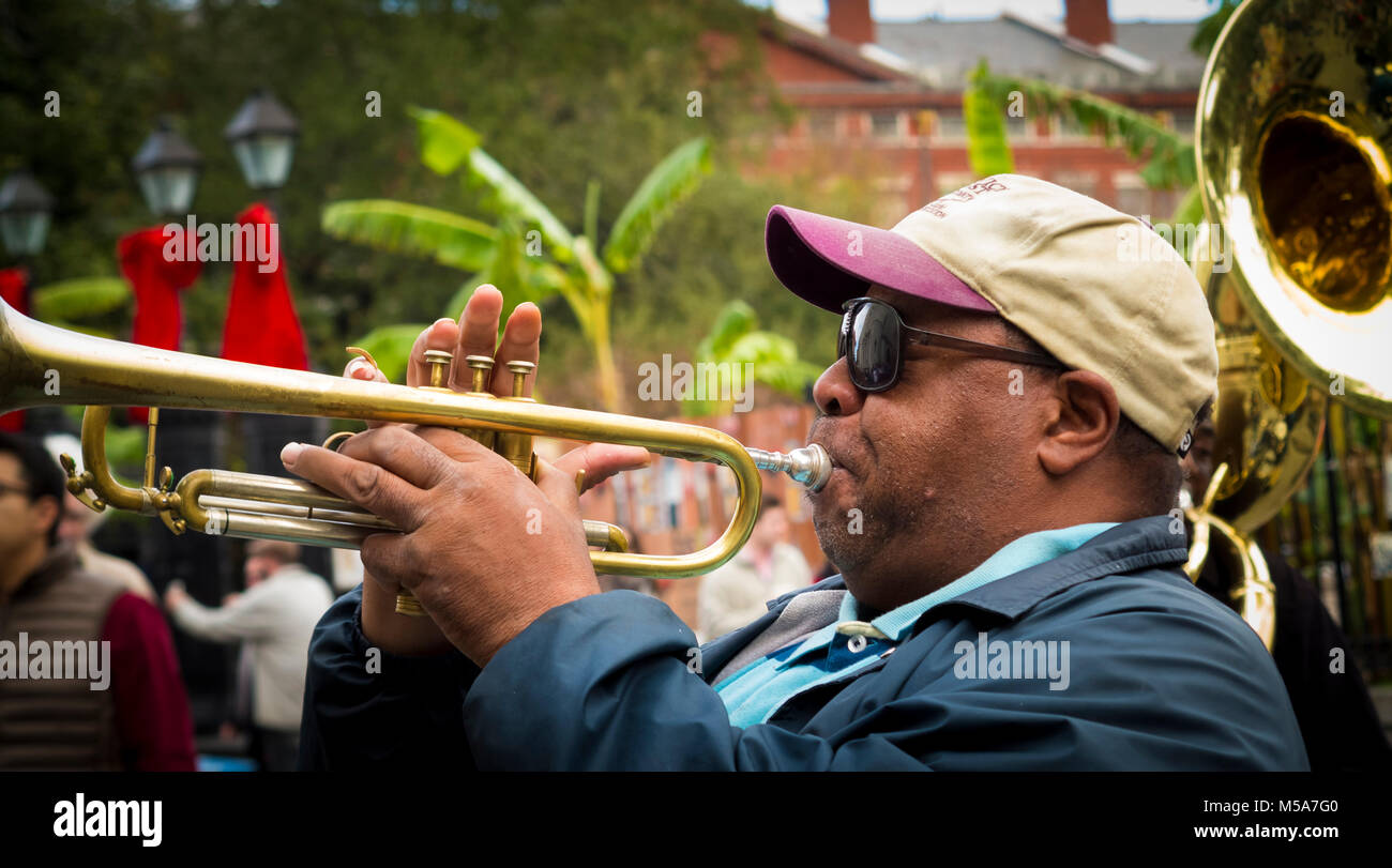Mann spielt eine Trompete in einem traditionellen Jazz Band außerhalb St. Louis Kathedrale, New Orleans French Quarter, Louisiana, USA Stockfoto