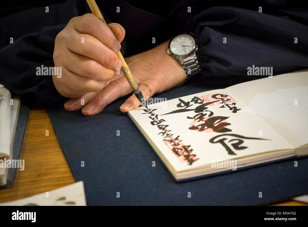 Kalligraphie, Japan - Kalligraf schreibt und arbeitet im Toji-Tempel in Kyoto Stockfoto
