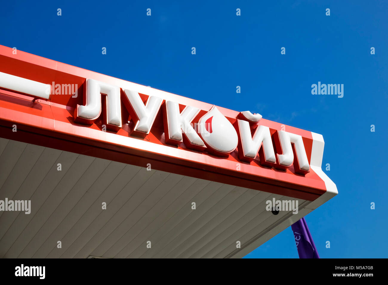 Lukoil Zeichen auf einer der Tankstellen, Russland Stockfoto