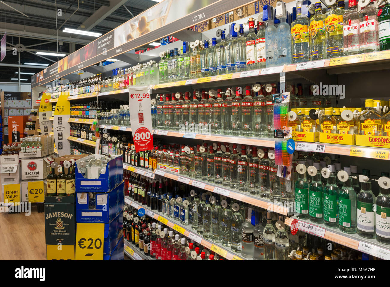 Alkohol Spirituosen Flaschen zum Verkauf auf einem Regal, Irland Stockfoto