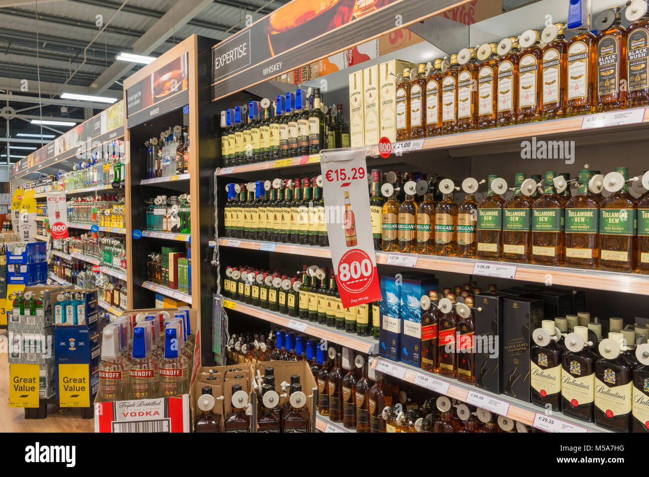 Whisky und andere Spirituosen Alkohol für den Verkauf in einem Supermarkt, Irland Stockfoto