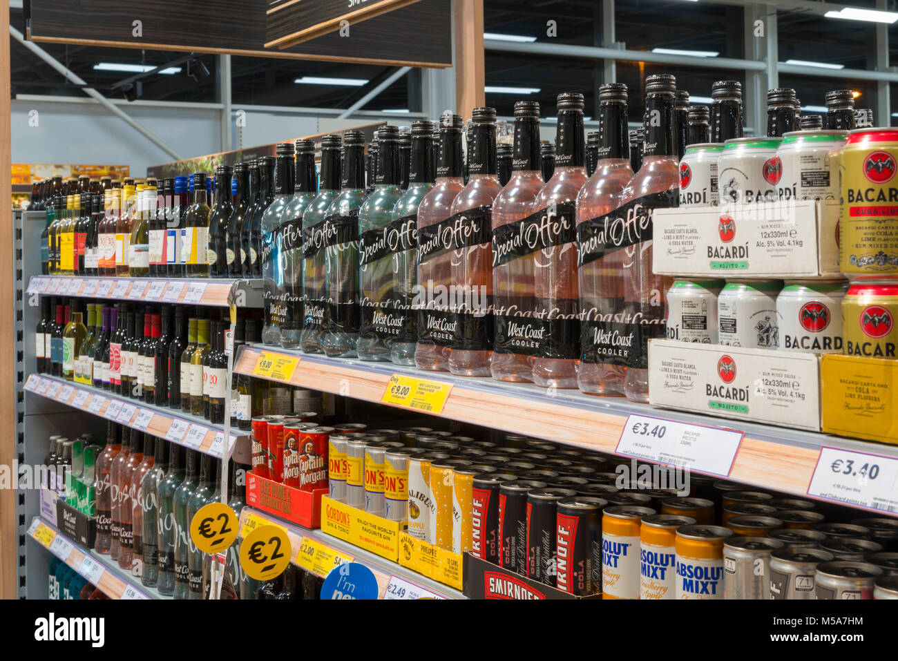Alkohol zum Verkauf in Supermarktregalen in Irland, Europa Stockfoto