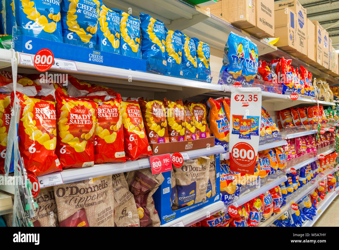 Kartoffelchips/Chips auf dem Display in einem Supermarkt Stockfoto