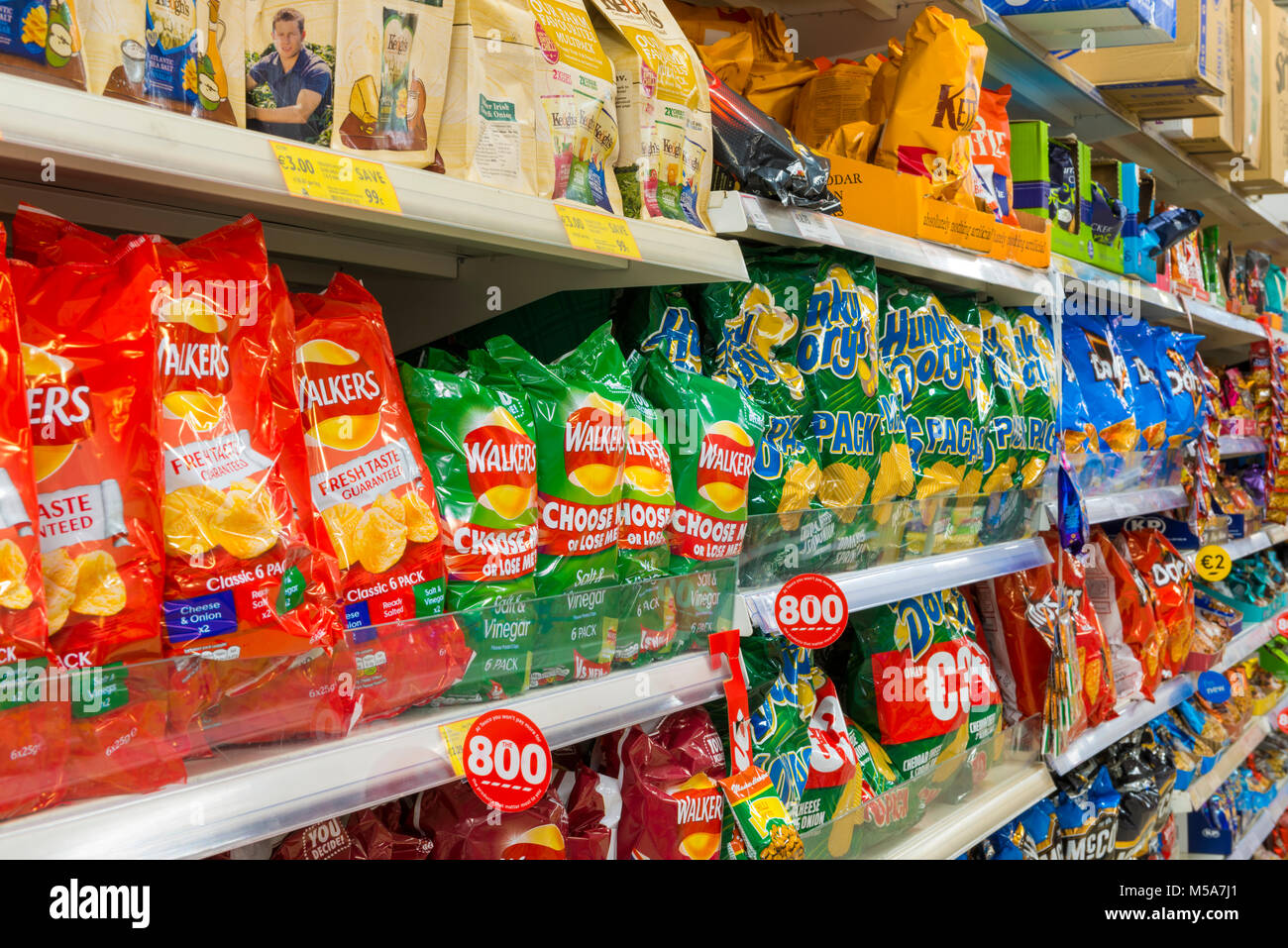 Chips/Potato Chips in den Regalen der Supermärkte Stockfoto