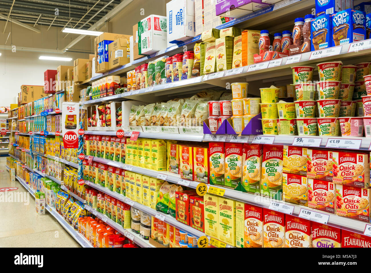 Frühstück Cerealien und Snacks in einem Supermarkt Stockfoto