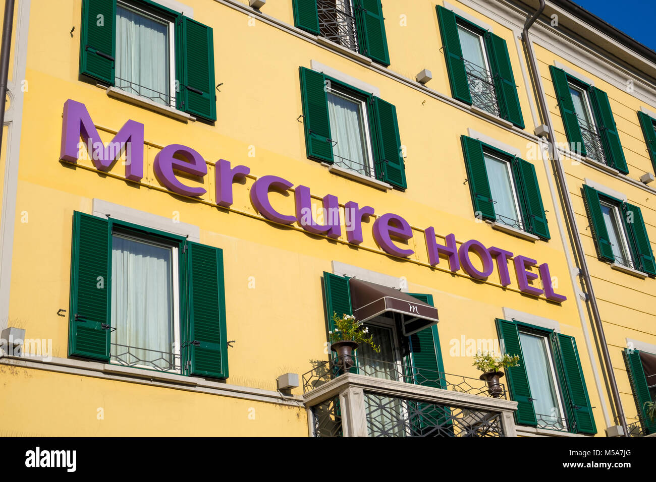 Mercure Hotel Schild an der Vorderseite des Hotels in Mailand, Italien Stockfoto