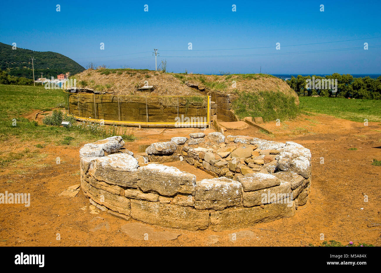 Italien, Toskana, Baratti Archeologica etruskischen Park, Archäologie, balsamarium Grab mit einem Krieger Kopf | Stockfoto
