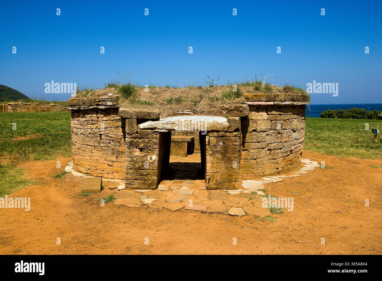 Italien, Toskana, Baratti Archeologica etruskischen Park, Archäologie, Grab von zylindrischen Pyxis Stockfoto
