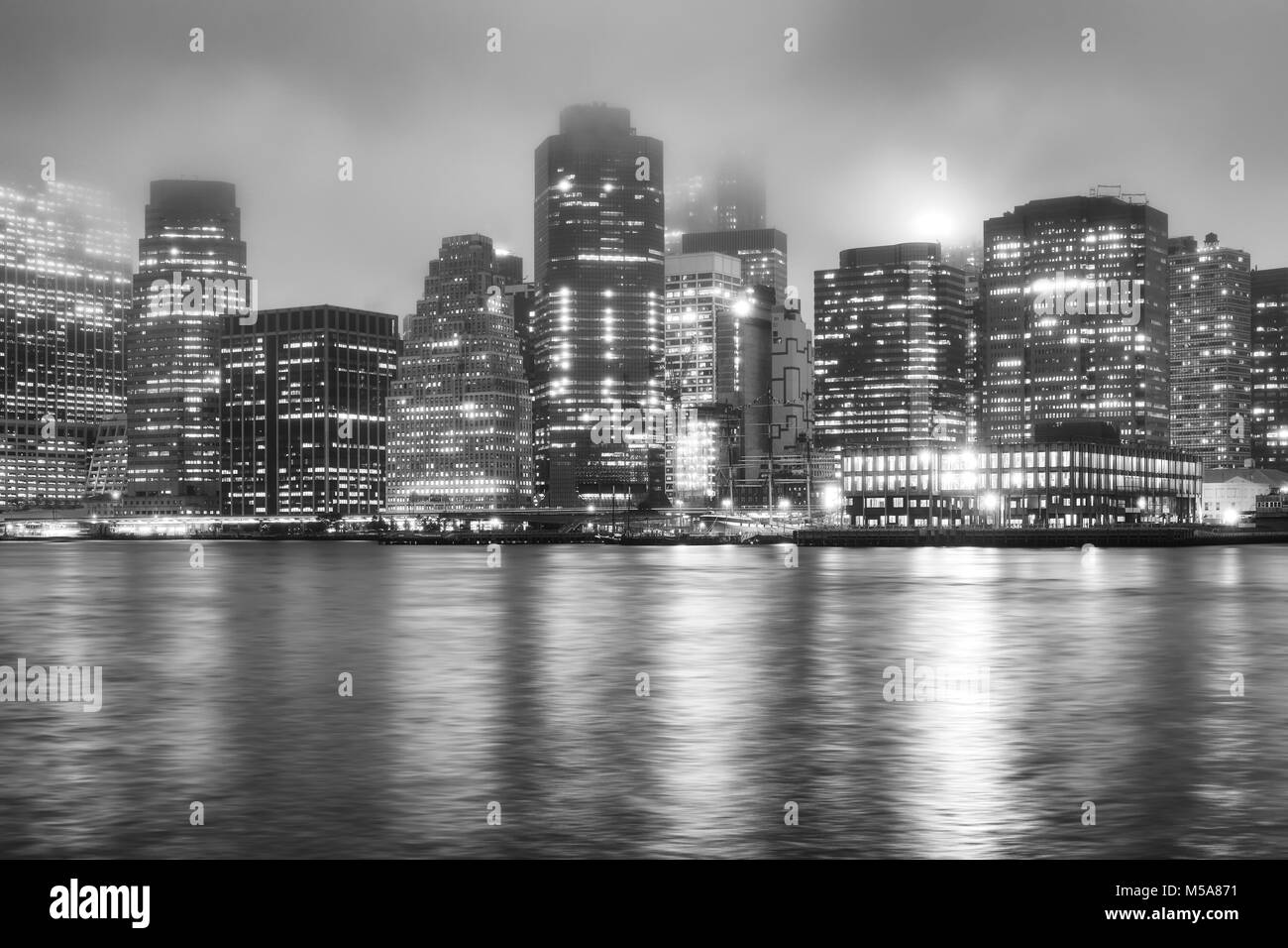 Schwarz-weiss Bild des Manhattan an einem nebligen Nacht, New York City, USA. Stockfoto
