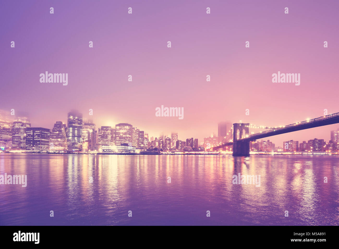 Farbe getonte Bild des Manhattan an einem nebligen Nacht, New York City, USA. Stockfoto
